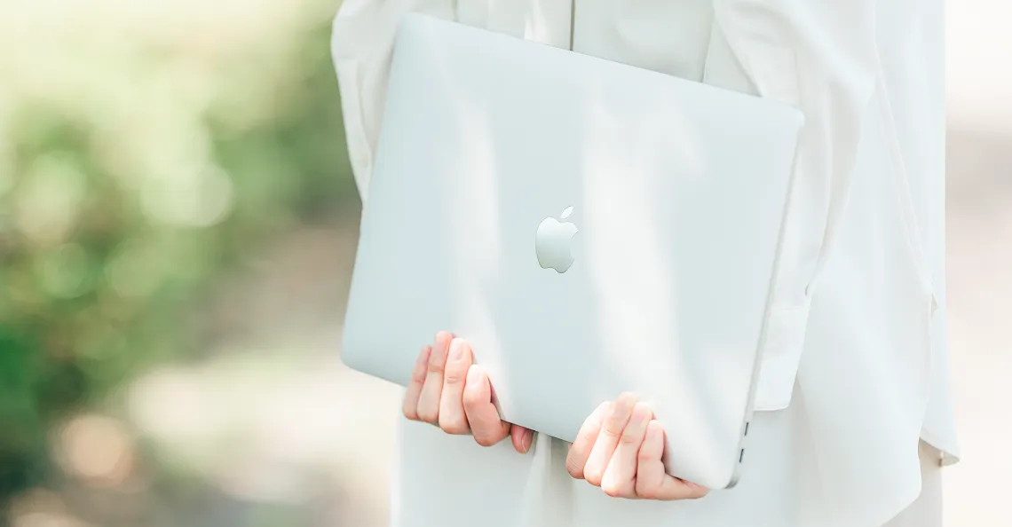 パソコンを手にした写真